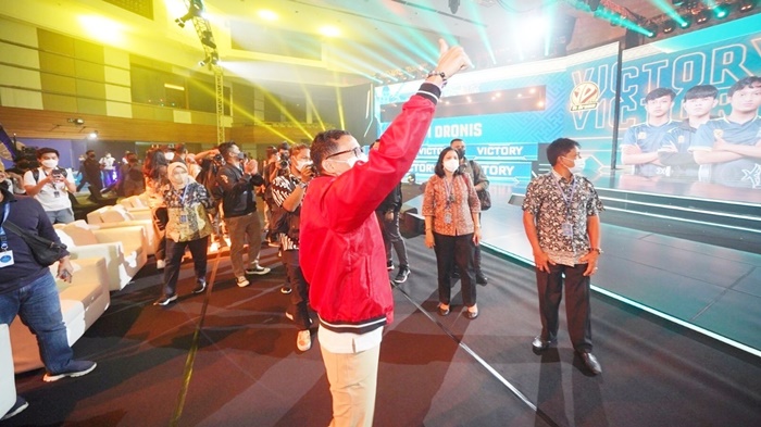 menparekrf-sandiaga-uno-acungkan-jempol-kepada-atlet-peserta-grand-final-piala-presiden.jpg