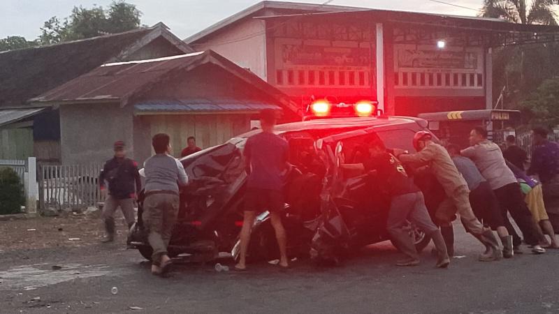 BREAKING NEWS- Avanza Ringsek Hantam Pohon Kasturi di Gunungraja Tala, Satu Orang Dilaporkan Tewas - Banjarmasinpost.co.id