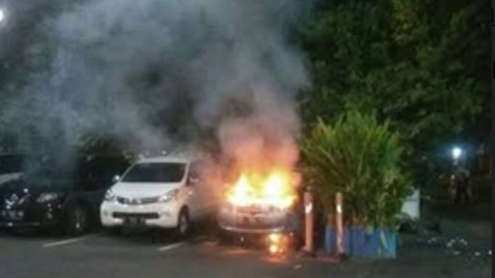 Penumpang Kaget, Mobil Toyota Yaris Terbakar di Parkiran Bandara Juanda