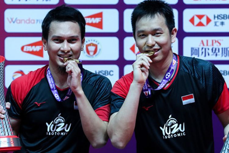 mohammad-ahsanhendra-setiawan-memamerkan-medali-dan-trofi-juara-bwf-world-tour-finals.jpg