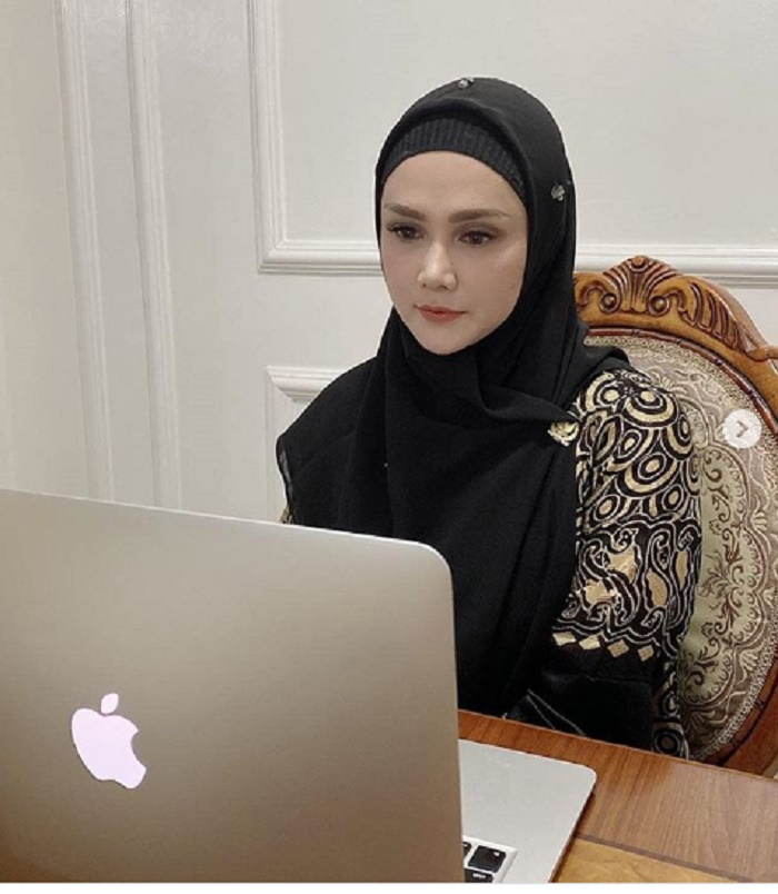 Pamer Foto Pakai Gaun Putih, Mulan Jameela Ungkap Kesedihan Imbas Barli Asmara Meninggal Dunia