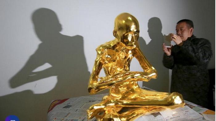 Jasad Biksu Dijadikan Mumi Berlapis Emas