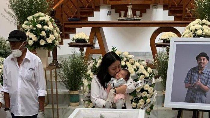 mutia-ayu-dan-putri-glenn-fredly-berada-di-dekat-peti-jenazah-kamis-942020.jpg