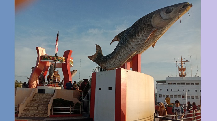 objek-wisata-patung-ikan-jelawat-di-bantaran-sungai-mentaya-sampit-kotim-kaltengfatuahman.jpg