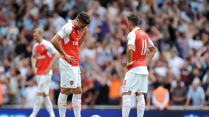 olivier-giroud-dan-mesut-oezil-tertunduk-lesu-setelah-west-ham-united_20150809_224742.jpg