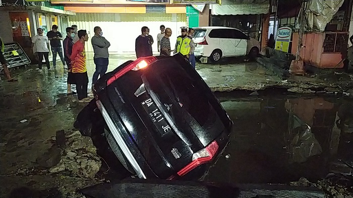 Pengemudi Tak Lihat Galian Normalisasi Sungai, Mobil Pajero Sport di Banjarmasin Ini Nyebur ke Air