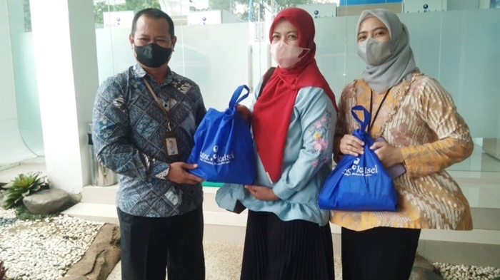 paket-sembako-untuk-warga-pra-sejahtera-kerja-sama-bank-kalsel-dengan-forum-wartawan-ekonomi-fwe.jpg