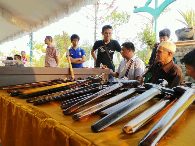 pameran-tosan-aji-dan-batu-mulia-di-milad-kesultanan-banjar_20151027_172901.jpg