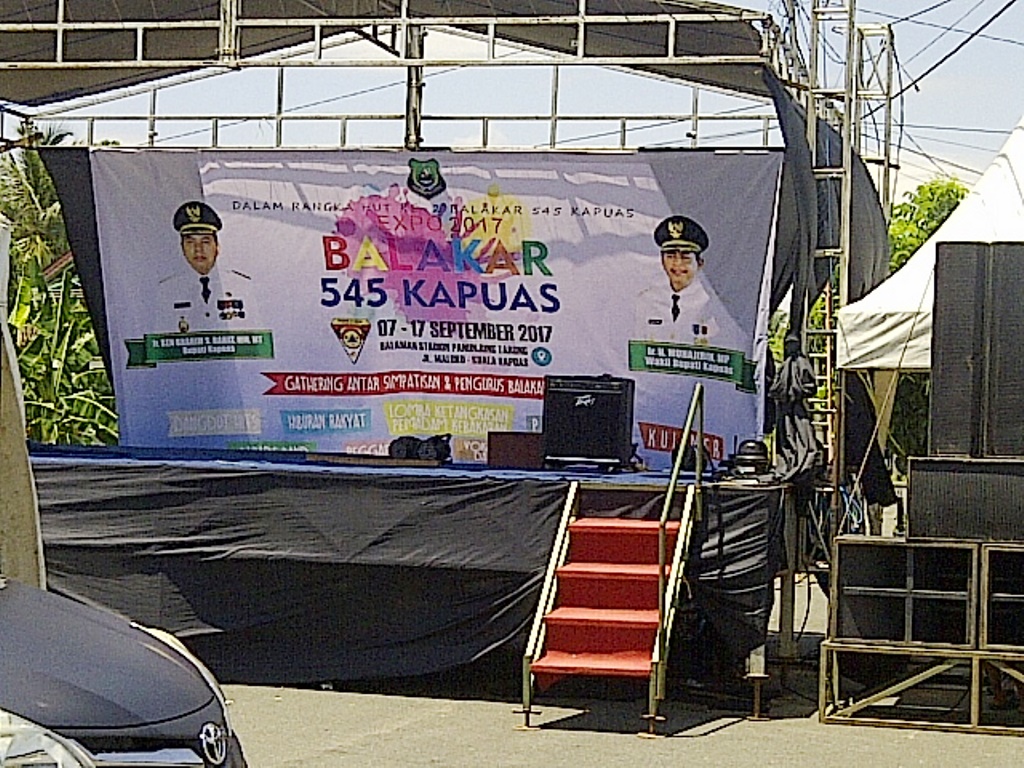 panggung-utama-pasar-malam-oleh-balakar-545-kapuas_20170907_123816.jpg