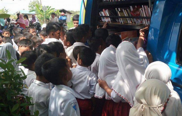para-murid-sd-berebut-meminjam-buku-di-mobil-perpustakaan-keliling-milik_20170518_091257.jpg