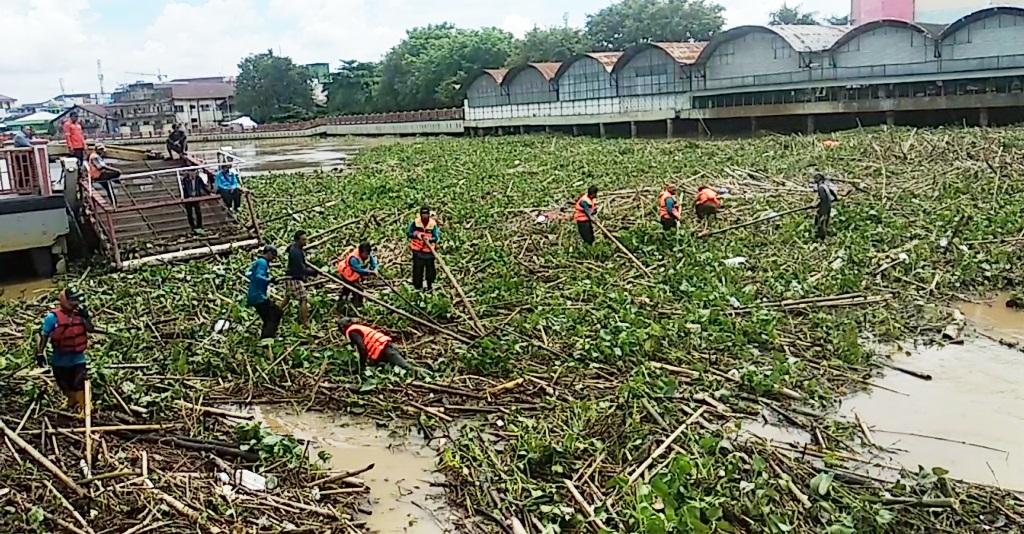 Meski Dibersihkan, Tumpukan Sampah Mulai Kembali Tutup Akses Sungai Martapura