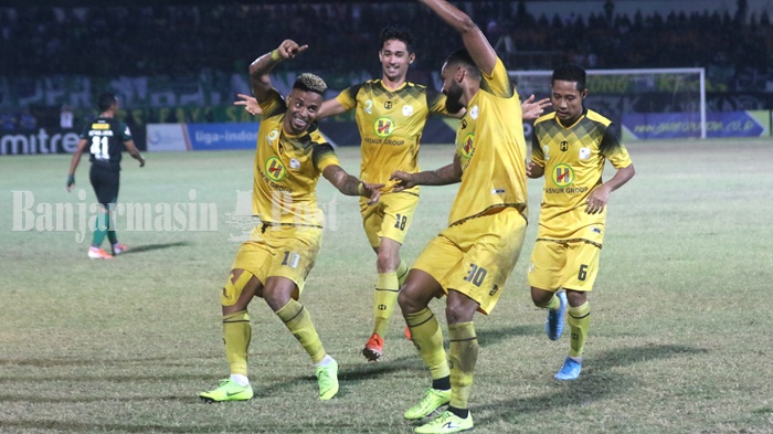 para-pemain-barito-putera-merayakan-gol.jpg