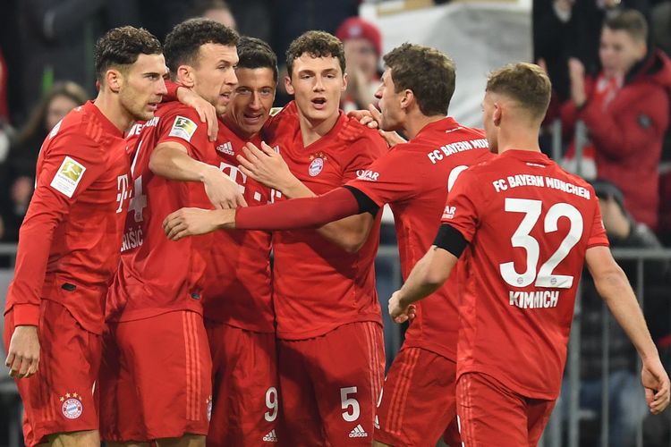 para-pemain-bayern-muenchen-merayakan-gol-saat-pertandingan-bundesliga.jpg