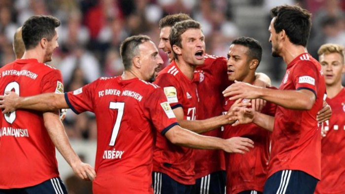 para-pemain-bayern-muenchen-merayakan-gol-thomas-mueller.jpg