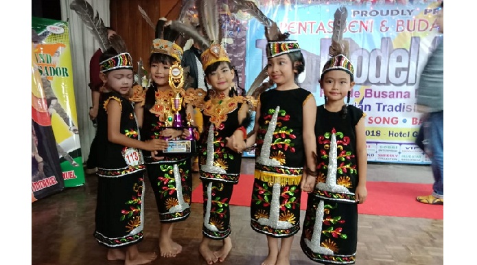 para-penari-cilik-mengenakan-pakai-adat-daerah_20180609_212041.jpg