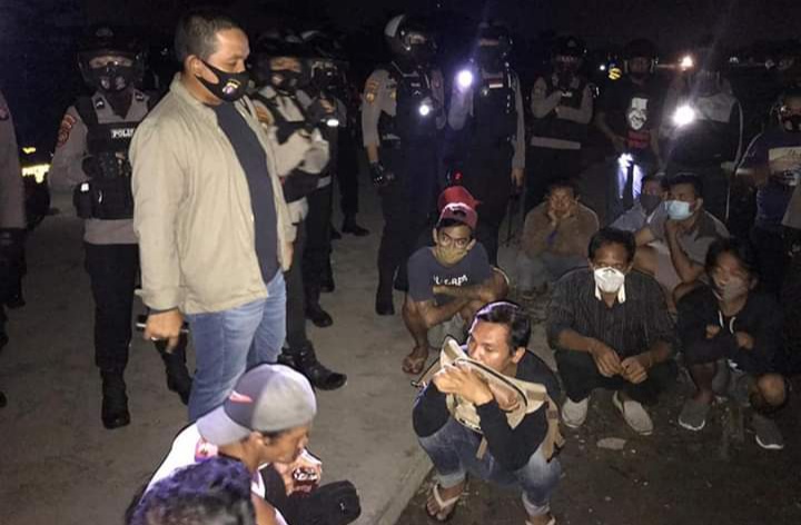 para-penjudi-dadu-gurak-saat-diamankan-polisi-dan-barang-bukti-sitaa-kalteng.jpg
