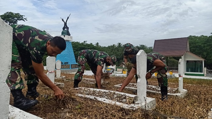para-prajurit-tni-kodim-1010-tapin-saat-bersihkan-taman-makam-pahlawan-puspa-raya-tapin.jpg