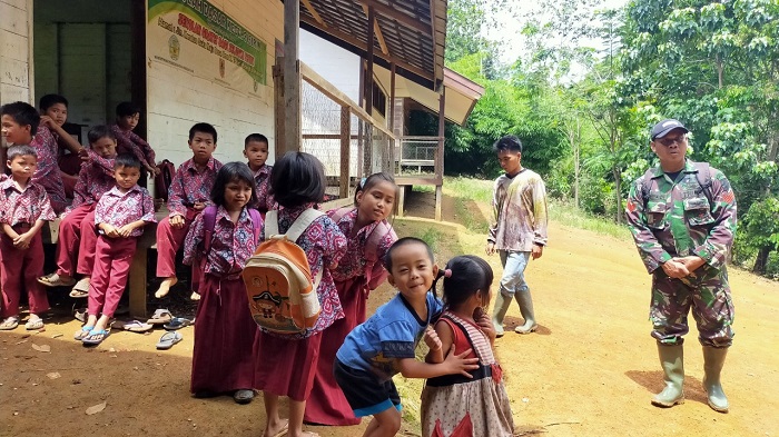 para-siswa-sd-kecil-sisirin-desa-uren-kecamatan-halong.jpg
