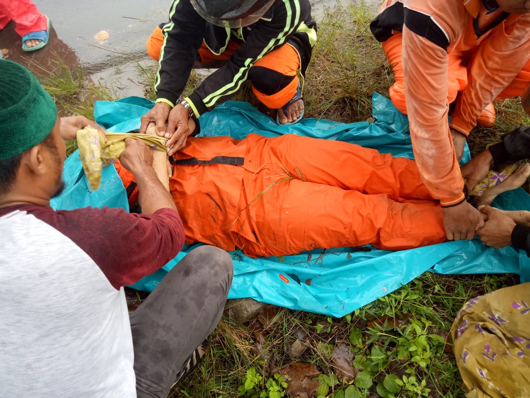 Jalan Licin, Pasukan Oranye ini Tergelincir dan Masuk Parit, Kemudian Meninggal Dunia