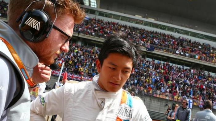 pebalap-manor-racing-asal-indonesia-rio-haryanto-bersiap-di-grid-jelang-balapan-gp-china_20160514_123950.jpg