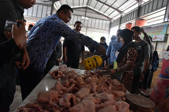 pedagang-ayam-tabalong_20171018_090559.jpg