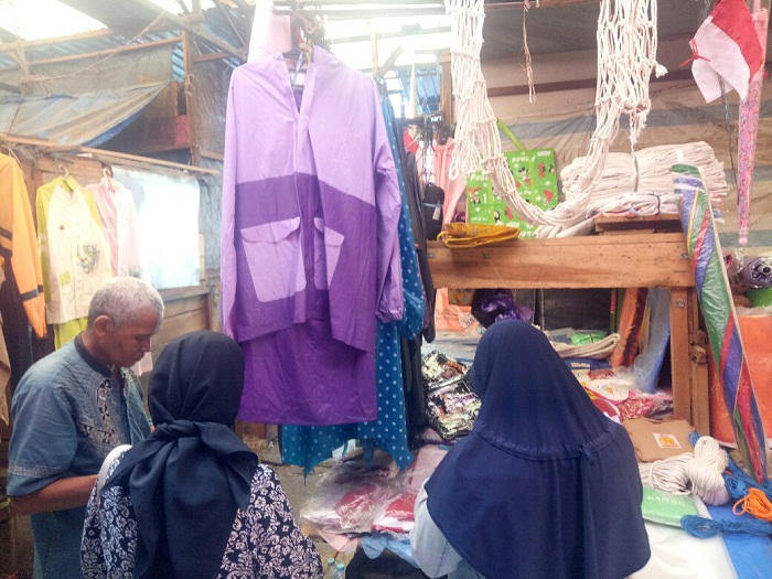 pedagang-jas-hujan-di-banjarmasin-sedang-melayani-pembeli.jpg