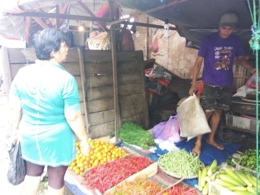 pedagang-sedang-melayani-pembeli_20170201_141035.jpg