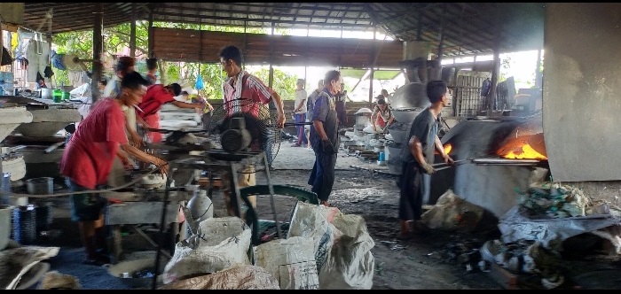 pekerja-sedang-melakukan-proses-produksi-s.jpg