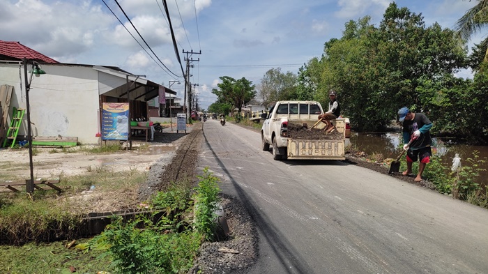 Jalan Rusak Pasca Banjir di Semangat Dalam Batola Mulai Dilakukan Pemeliharaan Berkala