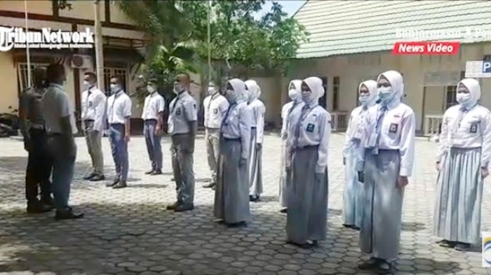 pelajar-paskibra-latihan-di-halaman-wisma-sultan-sulaiman-jalan-menteri-empat-martapura-05082021.jpg