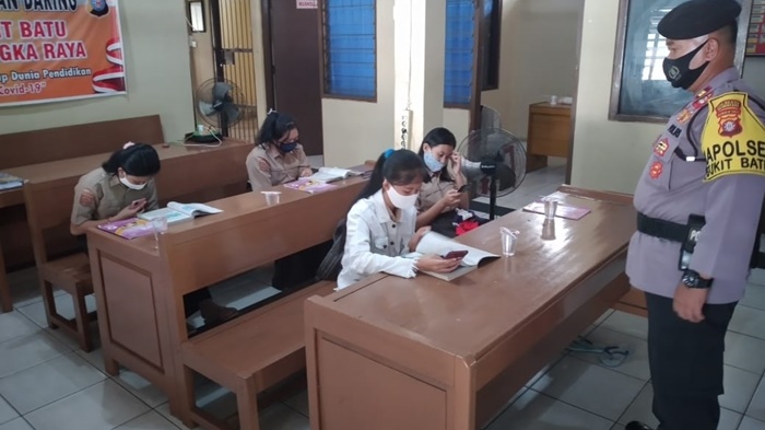 pelajar-saat-belajar-daring-di-polsek-bukitbatu-palangkaraya-provinsi-kalimantan-tengah-10122020.jpg