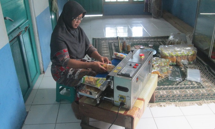 pelaku-umkm-di-kalsel-tengah-mengemas-produk-olahannya.jpg