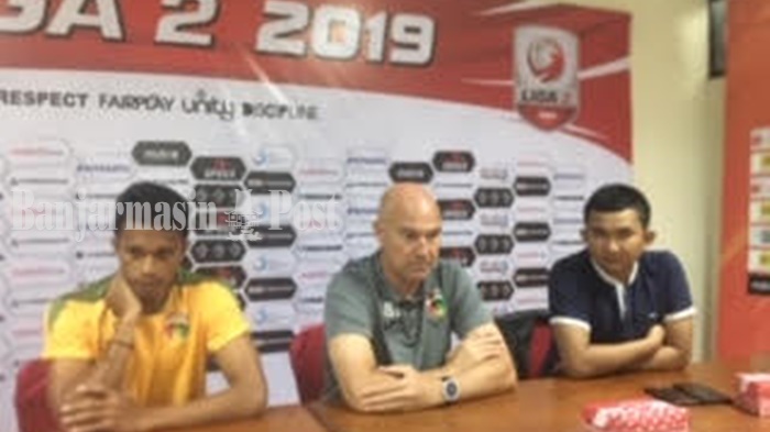 pelatih-mitra-kukar-saat-jumpa-pers-jelang-laga-melawan-martapura-fc.jpg