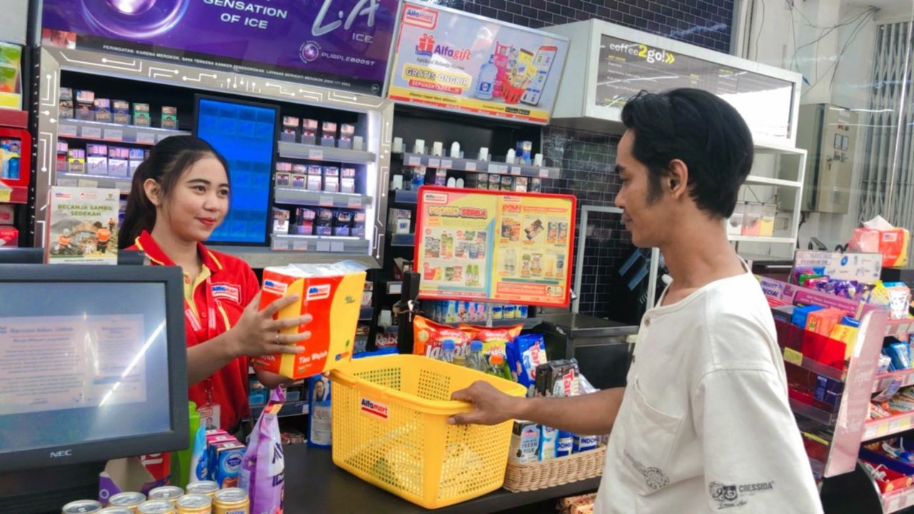 pelayan-alfamart-melayani-promo-gantung-gajian-untung-alfamart-periode-24-februari-1.jpg