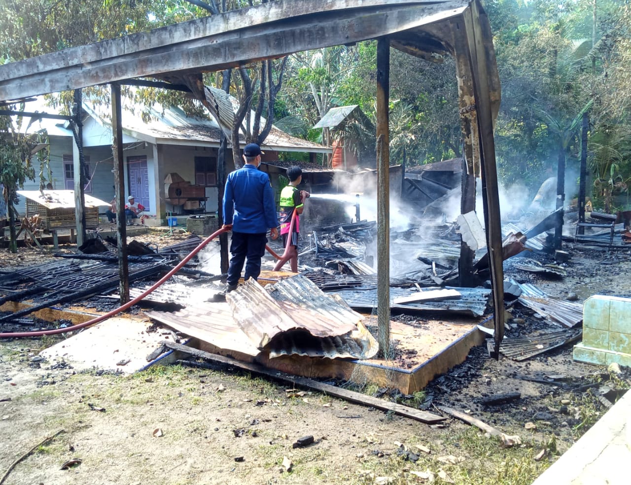 Kebakaran Kalsel di HSS, Ditinggal Menginap di Tempat Keponakan, Rumah Sidik Dilumat Api