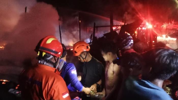 pemadaman-api-pada-lokasi-kebakaran-di-Desa-Galumbang1.jpg