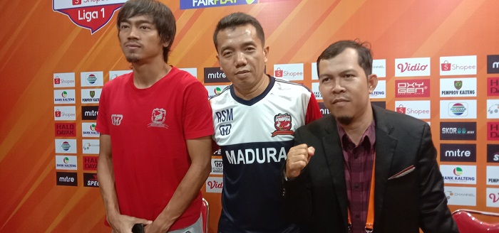 pemain-dan-pelatih-madura-united-dalam-jumpa-pers.jpg