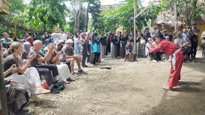 Mahasiswa dari Australia Terpukau Melihat Penampilan Kesenian di Balida Kabupaten Balangan