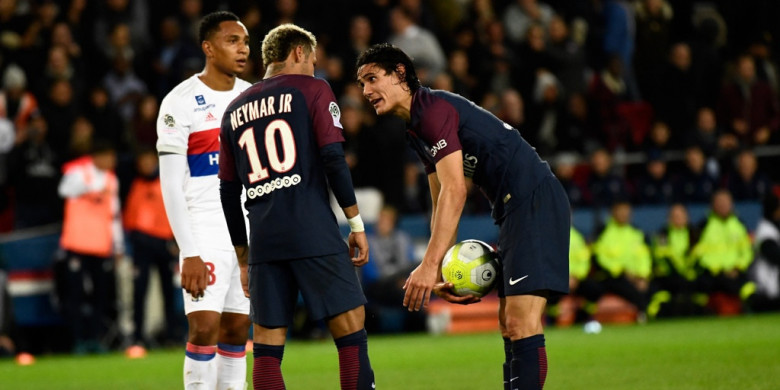 pemain-paris-saint-germain-neymar-berbicara-dengan-edinson-cavani_20170919_071744.jpg