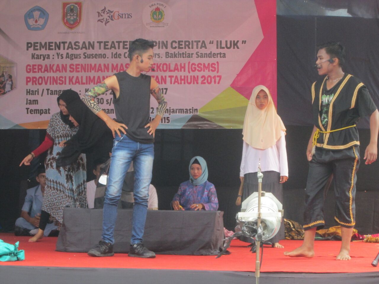 pemain-teater-sma-pgri-2-banjarmasin-tampil-ekspresif_20171231_202437.jpg