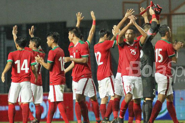 pemain-timnas-indonesia-memberikan-tepuk-tangan_20180216_152606.jpg