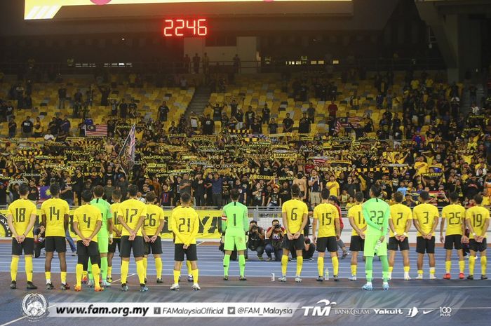 pemain-timnas-malaysia-memberikan-penghormatan.jpg