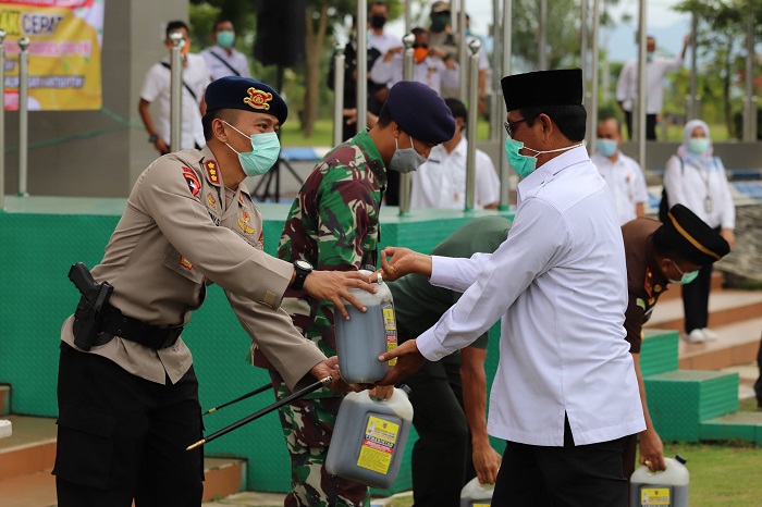 pembagian-disenfektan-oleh-gubernur-kalsel-h-sahbirin-noor.jpg