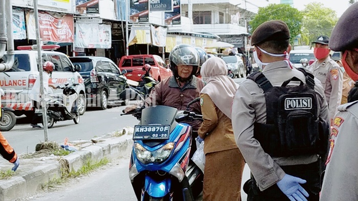 pembagian-masker-kepada-warga-di-kota-sampit-kabupaten-kotim-kalteng-belum-lama-tadi.jpg