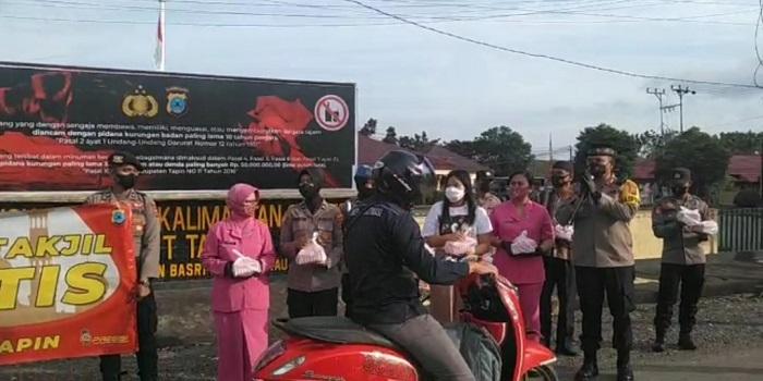 Bagikan Ratusan Takjil, Kapolres Tapin dan Wakapolres Turun ke Jalan Nasional