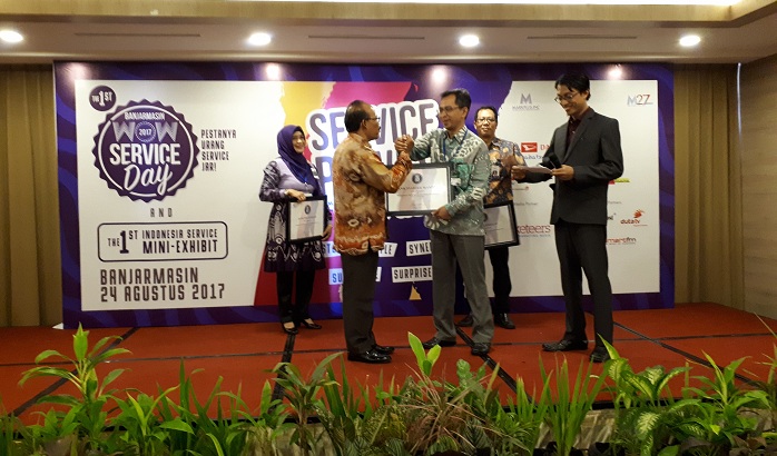 pemberian-penghargaan-kepada-instansi-dari-markplus_20170824_112736.jpg