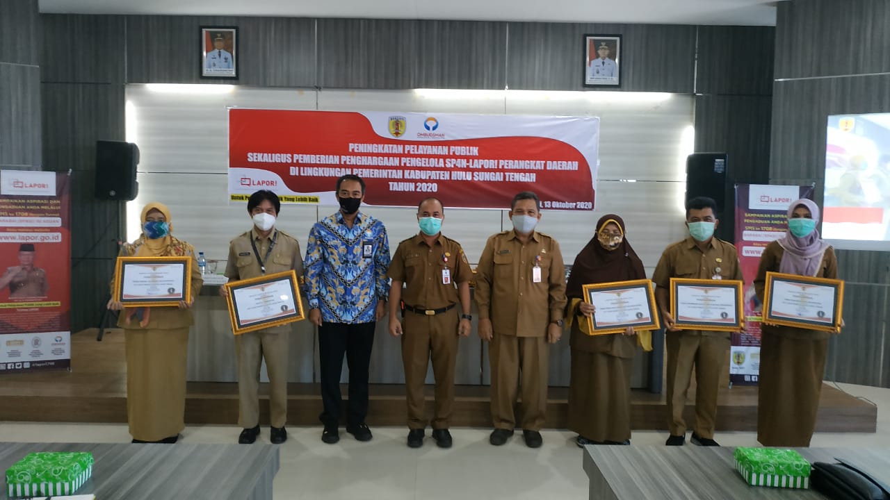 pemberian-penghargaan-kepada-pimpinan-skpd-di-hst.jpg