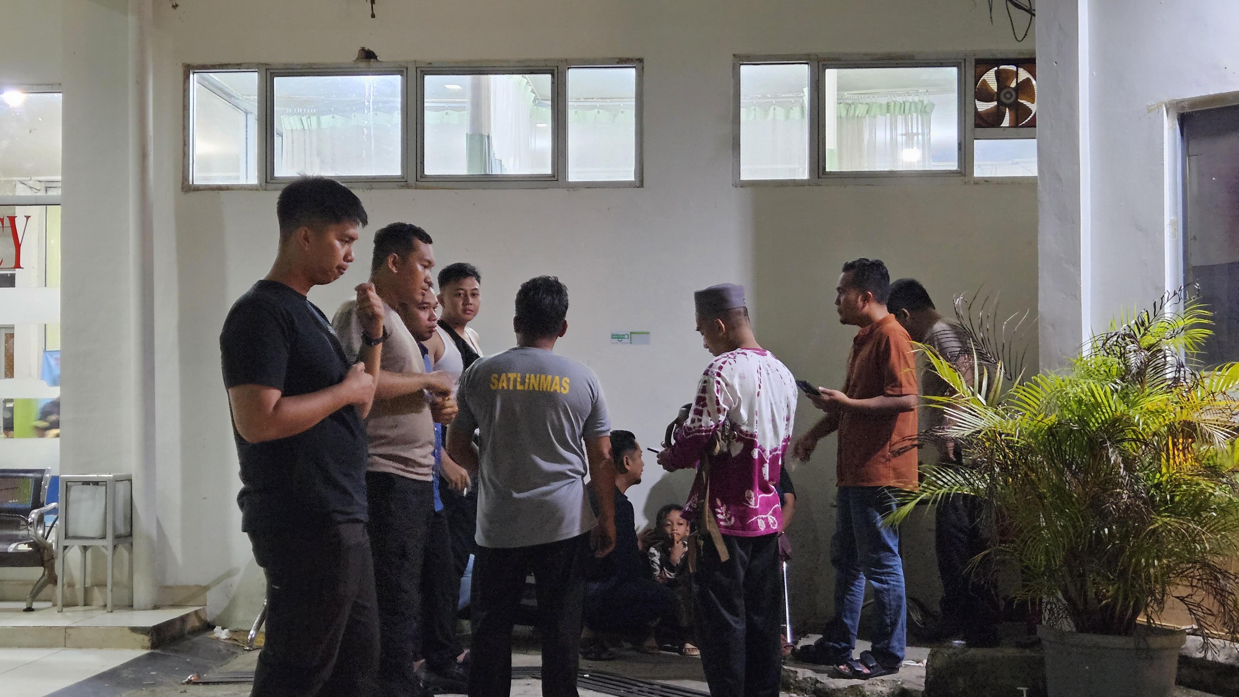 pemeriksaan-terhadap-keluarga-korban-perkelahian-di-Desa-Batu-Merah.jpg