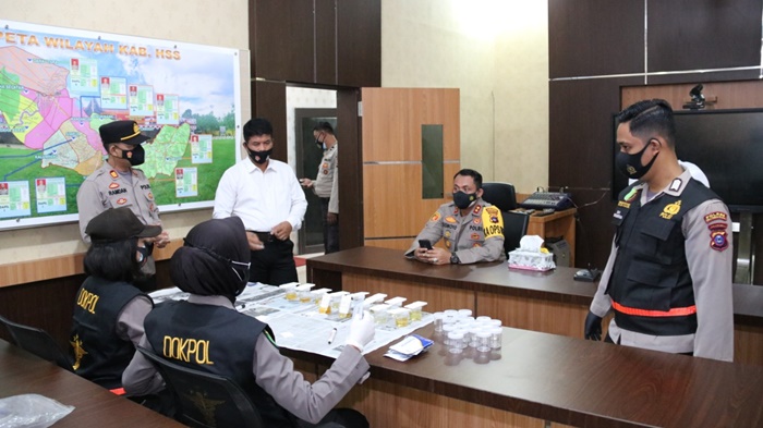 pemeriksaan-urine-para-perwira-di-polres-hss-kota-kandangan-kalsel-selasa-23022021.jpg