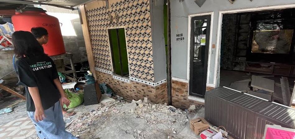 pemilik-rumah-masih-sibuk-mengevakuasi-perabot-yang-tersisa-Minggu-pagi-2512026.jpg